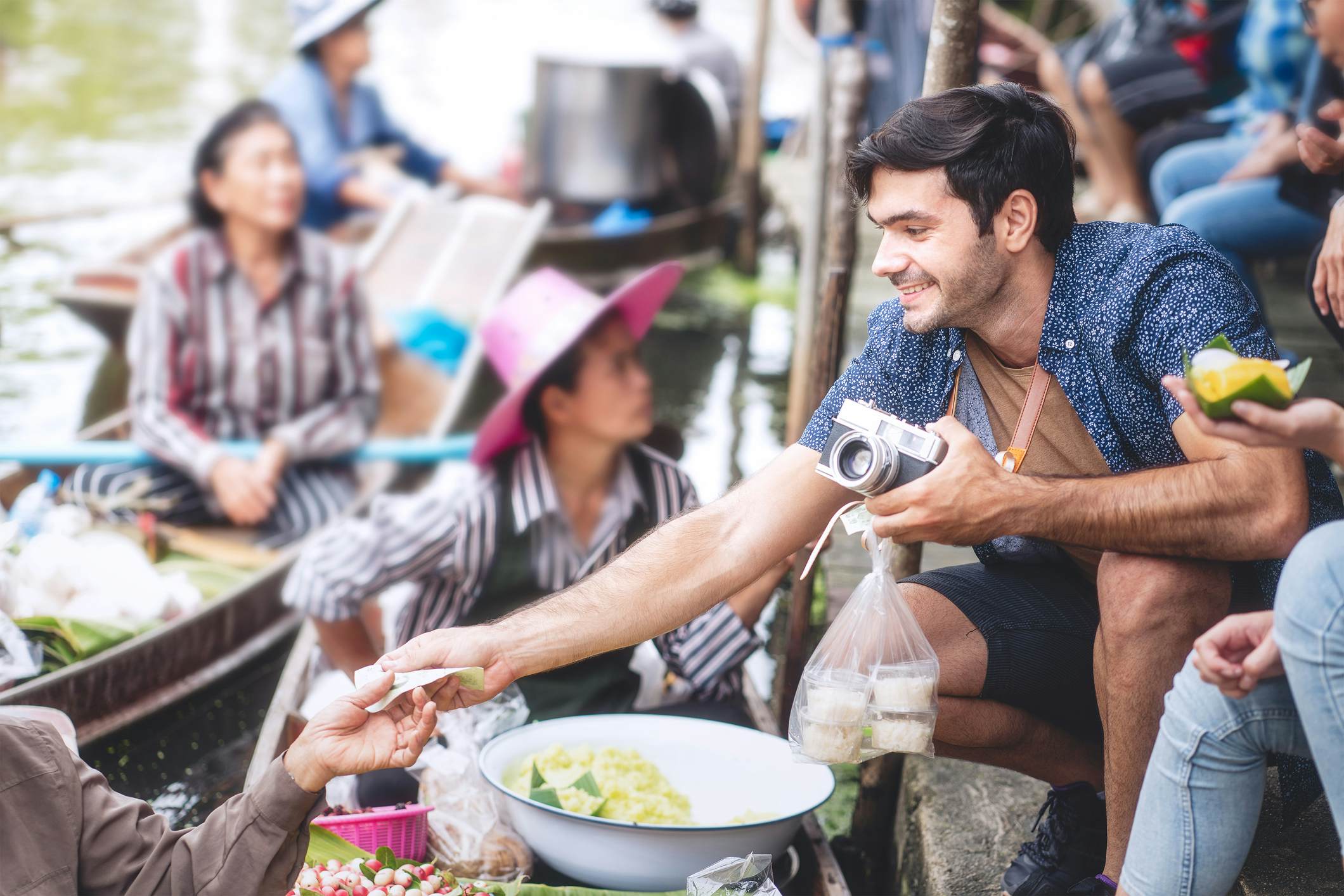 Unidentified foreigner buying Thai desserts from sailor who making food on a boat at Amphora, Thailand.
1286459085